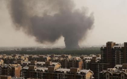 2017年5月1日，北京蟹岛度假村附近浓烟滚滚。示意图 (图片来源：Lintao Zhang/Getty Images)