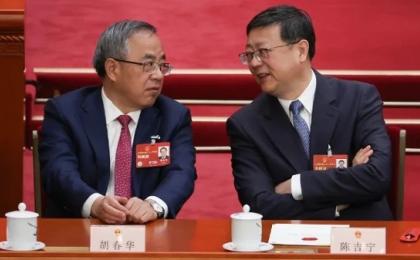 2023年3月11日，在北京举行的中共全国人大第四次全体会议开幕。时任中共全国政协副主席胡春华（左）和上海市委书记陈吉宁（右）出席开幕式并做交谈。（图片来源：Lintao Zhang/Getty Images）