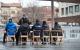 西班牙移民在获取帮助信息。（ANDER GILLENEA/AFP via Getty Images）