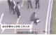 一名学生在道路上下跪磕头 。   （图片来源：网络）