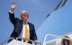 2026年5月12日，美国总统川普（Donald Trump）在马里兰州安德鲁斯联合基地（Joint Base Andrews）登上“空军一号”（Air Force One）前挥手致意。（图片来源：Alex Wong/Getty Images)