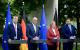 7月2日，德国总理（左二）等四位领导人出席发布会并讲话。（Tobias SCHWARZ / AFP via Getty Images）