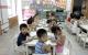 2004年8月5日，学生们在北京的一家幼儿园里享用早餐。（图片来源：GOH Chai Hin/AFP via Getty Images）