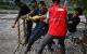 2026年9月4日，山洪暴发后，尼泊尔警察人员在特里舒利河（Trishuli River）两岸拉动临时搭建的手动滑索。（图片来源：Ritesh Shukla/Getty Images）