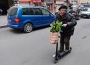 Un grand enfant: à 66 ans il fait ses cours en planche à roulettes