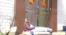 被儿撵出家门             82岁老人睡地三天