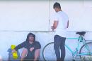 流浪汉卖自行车助人  竟获意外回报