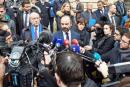 2月1日，法国总理菲利普(Edouard Philippe)（中）在波尔多市长朱佩（Alain Juppé）（左二）的陪同下走访了波尔多市中心受黄背心波及的商户。（AFP/Getty Images）