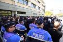 4月19日，警察聚集在蒙彼利埃市警察局为前一天自杀的同事致敬。（AFP/Getty Images）