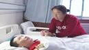 母亲衣不解带照顾儿子（视频截图）