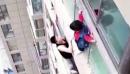 男子救助爬上14楼外墙的一名男孩。（视频截图）