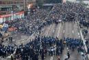 6月12日在香港政府总部大楼外，抗议者与警方对峙。(AFP/Getty Images)