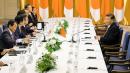 6月27日，习近平与安倍晋三会面，重演“孤独战士”的场面。(AFP/Getty Images)