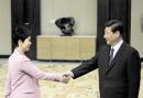 习近平与李小琳在2013年海南博鳌论坛上握手。（Getty Images）