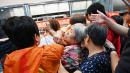 图为Costco上海店开业当天，烤鸡货架前的人潮。（Getty Images）