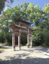 勒内-杜蒙热带农业园林入口处的中国传统木牌坊（摄影：周晓天/看中国）