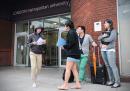英国大学校门外的国际学生（AFP/GettyImages）