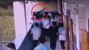 广西河池市都安县一所初中传出有学生将同学抱起抛下4楼。