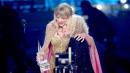 美国人气女歌手泰勒丝（Taylor Swift）横扫全美音乐奖“年度艺人”等6大奖。(图片来源：JC Olivera/Getty Images)