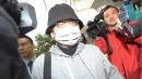 11月27日，台北地检署传唤向心（中）与妻子龚青说明涉国安法案件。（图片来源：裴禛/中央社）