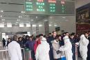 内蒙火车站乘客需逐个测体温。