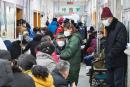 2020年1月25日在武汉市红十字会医院，人们戴着口罩，等待医疗救助。（AFP via Getty Images）
