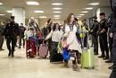无人机导致加拿大航空飞机迫降后，警察疏散乘客。（Getty Images）