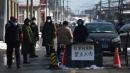 2020年2月7日北京居民站在怀柔区下辖的九渡河镇入口处。（图片来源：GREG BAKER/AFP via Getty Images)