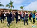 结束了14天的隔离生活，大家拿到了美国疾病健康中心的证书，高兴得跳了起来。