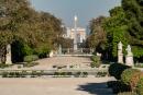 法国宣布限足令后，4月9日空旷的巴黎杜乐丽花园（Jardin des Tuileries），后面是方尖碑和凯旋门。（AFP via Getty Images）