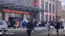 沈阳市省人民医院大门已经被警察封闭，许多当天来看病的患者徘徊在四周。（图片来源：视频截图）