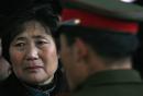 一位中国母亲在和参军的儿子告别时难忍眼泪。（图片来 源：China Photos/Getty Images）