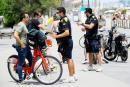 加泰罗尼亚警察要求民众戴口罩。（AFP via Getty Images）