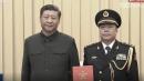 习近平愁容满面，在给徐忠波颁发命令状及两人合影留念时，毫无喜悦之情。