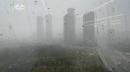 8月12日中午开始北京出现大暴雨天气，能见度大幅下降，视线一片模糊。   （图片来源：视频截图）