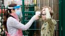 英国伦敦一所学校的老师在为学生量体温。（Dan Kitwood/Getty Images）