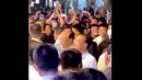 李克强去上海考察时在人山人海中逛南京路。