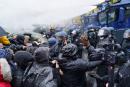 11月18日，德国民众在柏林抗议防疫新法，警方出动了水炮车。（Sean Gallup/Getty Images）