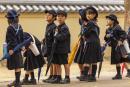 日本奈良，刚刚放学的小学生。(123RF)