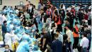 这张摄于2021年3月30日的照片显示，大学生正在山东省青岛市的一所大学排队接种疫苗。（图片来源：STR/AFP via Getty Imges）