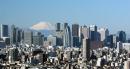 日本新宿副都心的摩天大楼群，远处山峰即为富士山（图片来源：维基百科）