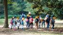 日本东京一组小学生在老师的带领下在城市公园里参加社会实践活动——捡垃圾。(123RF)