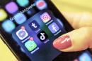 德国用户手机上的WhatsApp和其它程序（Mario Hommes/DeFodi Images via Getty Images）