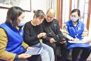 2020年11月1日，中国人口普查员在江苏省连云港入户登记。（Getty Images)