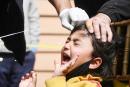 做COVID-19检测前的一名印度女孩。（TAUSEEF MUSTAFA/AFP via Getty Images）