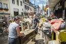 7月18日，居民和志愿者清理街道和商店。（Thomas Lohnes/Getty Images）