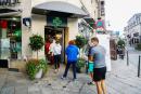 8月4日，在法国北部城市多维尔（Deauville）的一家药店门口，顾客排队进行核酸检测（PCR）。（Sameer Al-DOUMY/AFP via Getty Images）