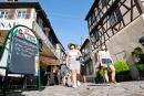 8月13日，法国旅游城市科尔马（Colmar）一家餐馆的告示上标注，就餐须出示健康通行证。（SEBASTIEN BOZON/AFP via Getty Images）