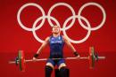 菲律宾30岁的女子举重选手迪亚斯，夺得55KG举重冠军。（Chris Graythen/Getty Images）