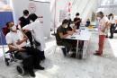 民众在接种疫苗。（ADEM ALTAN/AFP/Getty Images）